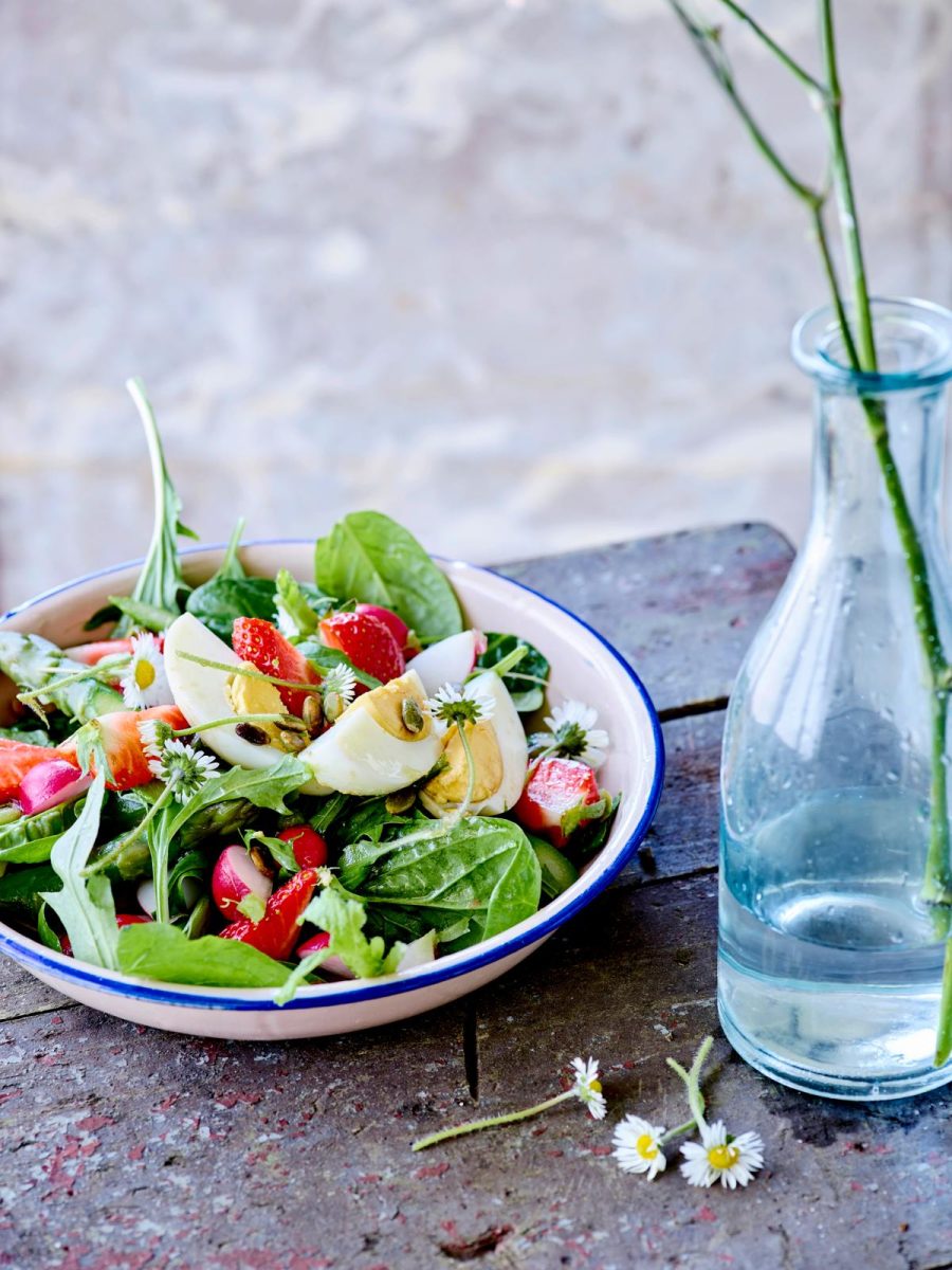 Asperges recept salade van aardbei en asperge