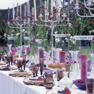 gedekte-tafel-kaarsen-bloemen