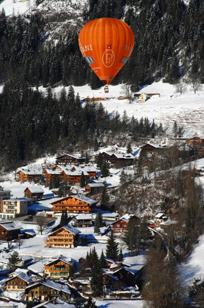 luchtballon alpen Zwitserland dorp berg