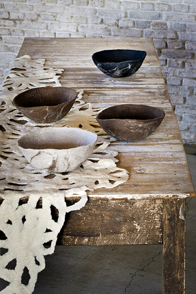 schalen vilt mat aardetinten houten tafel ruw