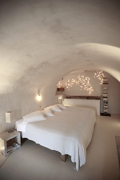 slaapkamer wit gewelf takken lichtjes romantisch