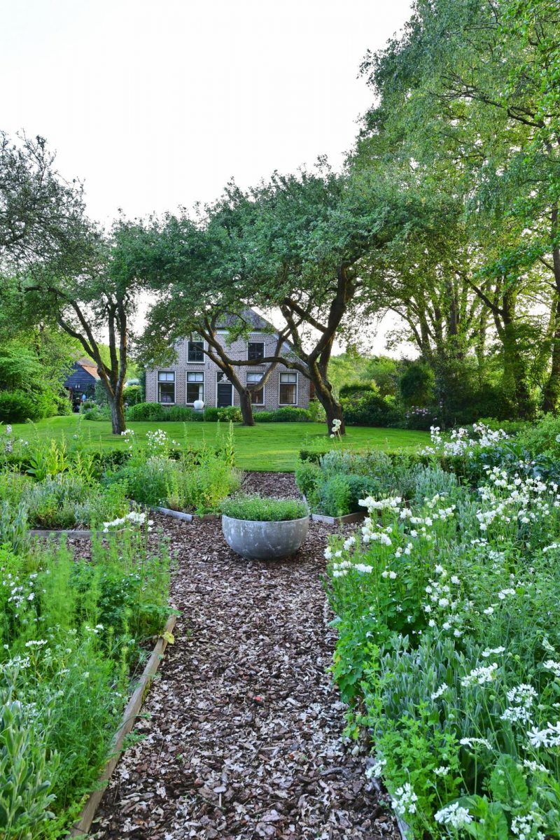 Romantische boerderijtuin