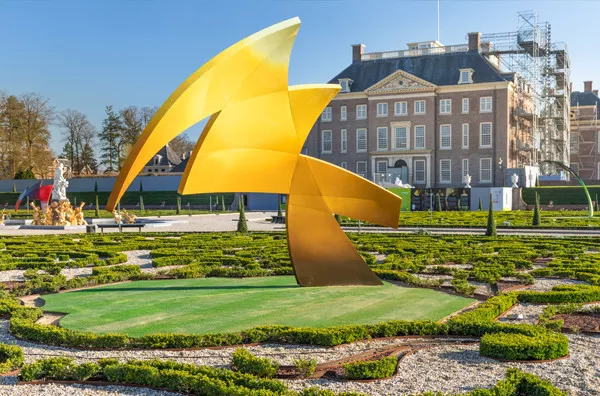 Tot en met 29 september is paleis Het Loo voor het tweede jaar BuitenGewoon Open. In de tuinen zijn allerlei evenementen, met de nadruk op moderne kunst.
