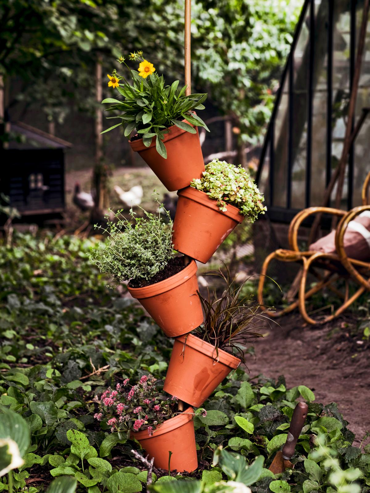 DIY: plantenpilaar van terracotta potten Zelfmaken | Seasons