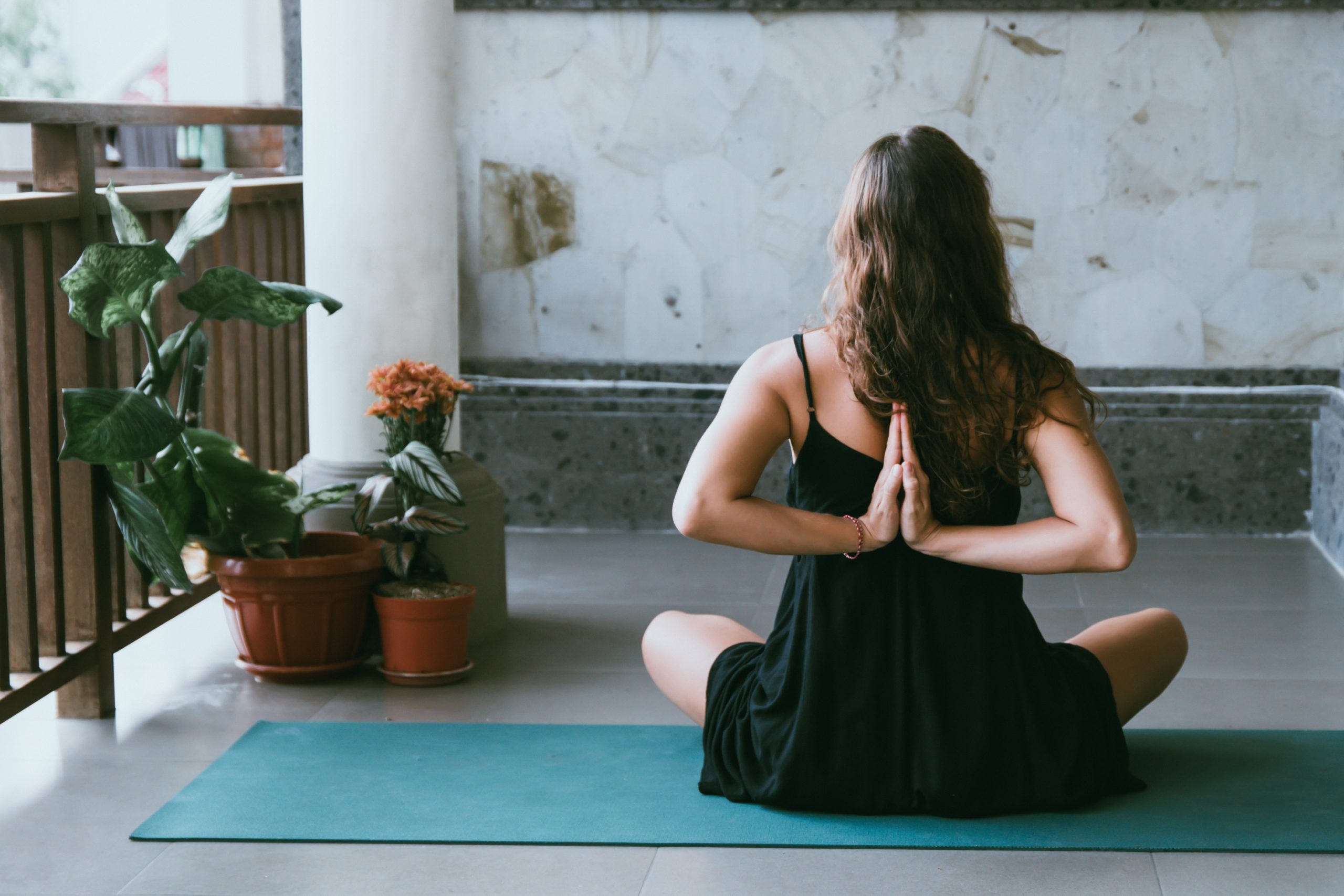 Niet naar buiten? Dan haal je de wereld gewoon naar binnen! Dit keer met een online yogasessie van Adriene Mishler, ofwel Yoga with Adriene.