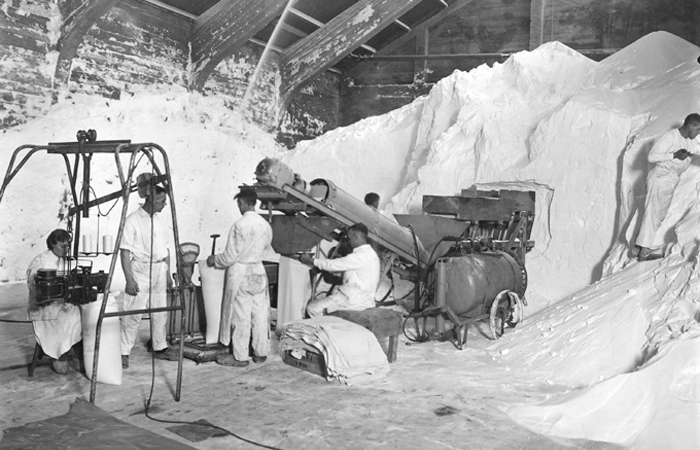 Het verpakken van het Boekelose zout was anno 1919 nog handwerk.