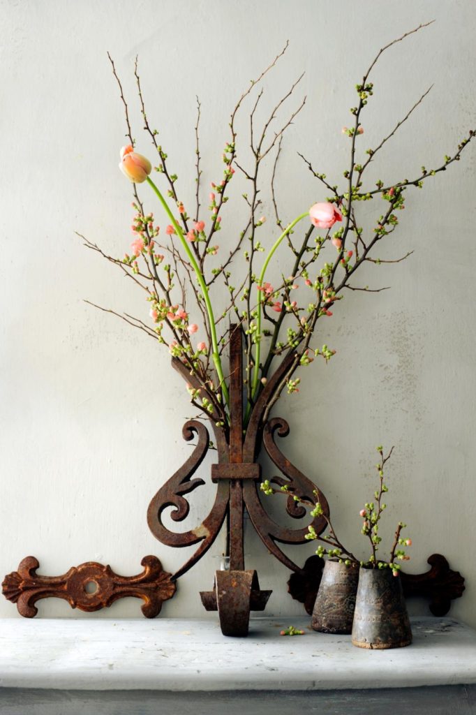 voorjaarsbloemen houten vaas