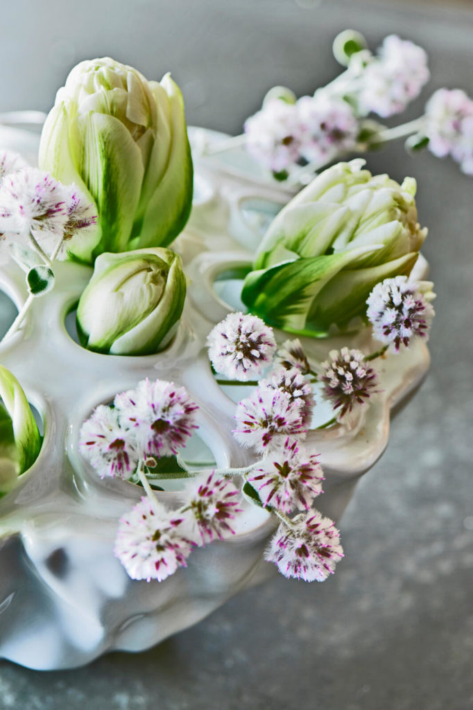 Voorjaarsbloemen op vaas