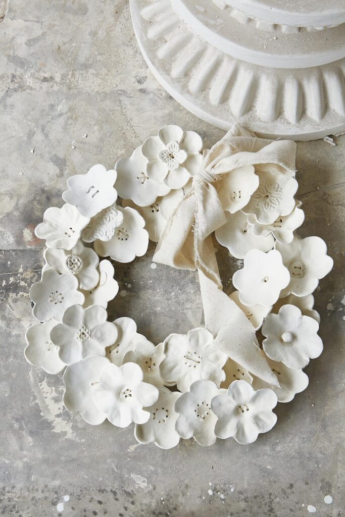 bloemenkrans van klei