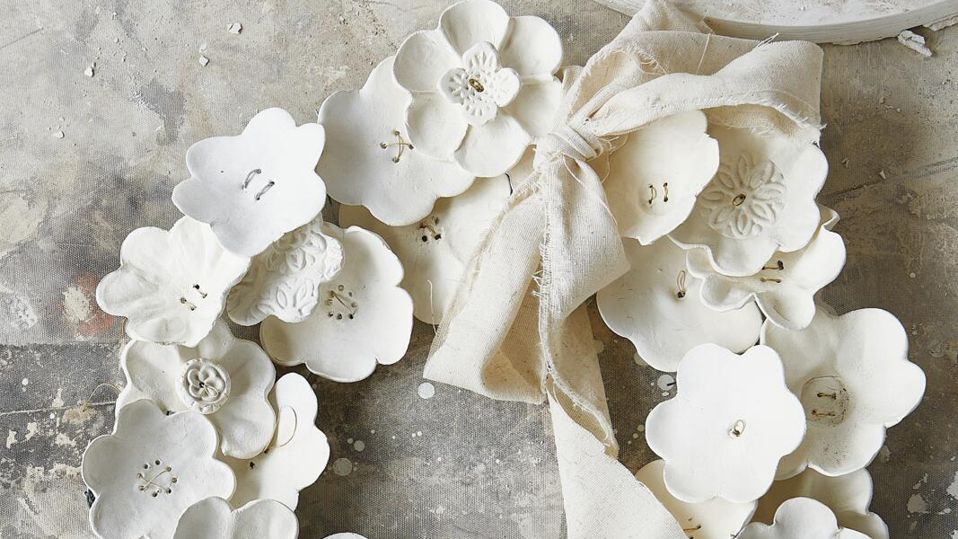 bloemenkrans van klei