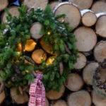 krans van dennentakken