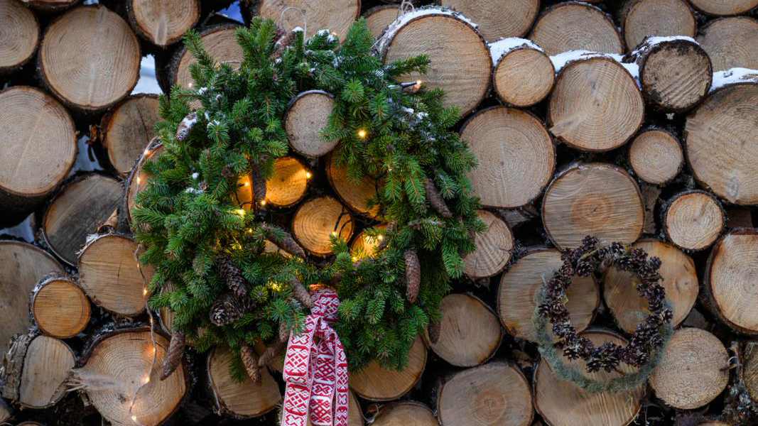 krans van dennentakken